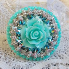 Blue Flowers Haute-Couture-Ring, bestickt mit einer Rose aus Kunstharz und Swarovski-Kristallen 